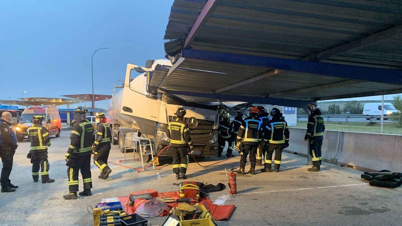El camión empotrado contra un aparcamiento en Madrid