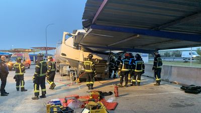 Rescatado el chófer de un camión tras empotrarse contra un aparcamiento en Madrid