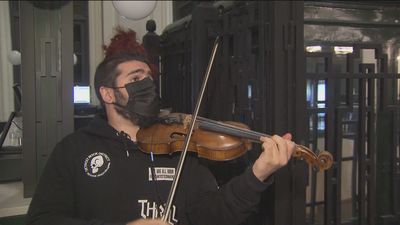 Vuelve a Madrid Strad, el violinista rebelde, con su espectáculo ‘Mundos Opuestos’