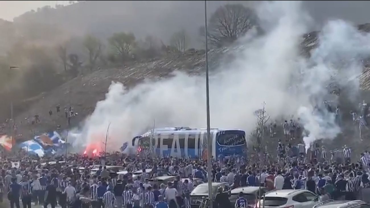 Miles de aficionados despiden a la Real Sociedad sin respetar distancias de seguridad