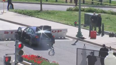 Un coche atropella a dos policías en el Capitolio de EEUU