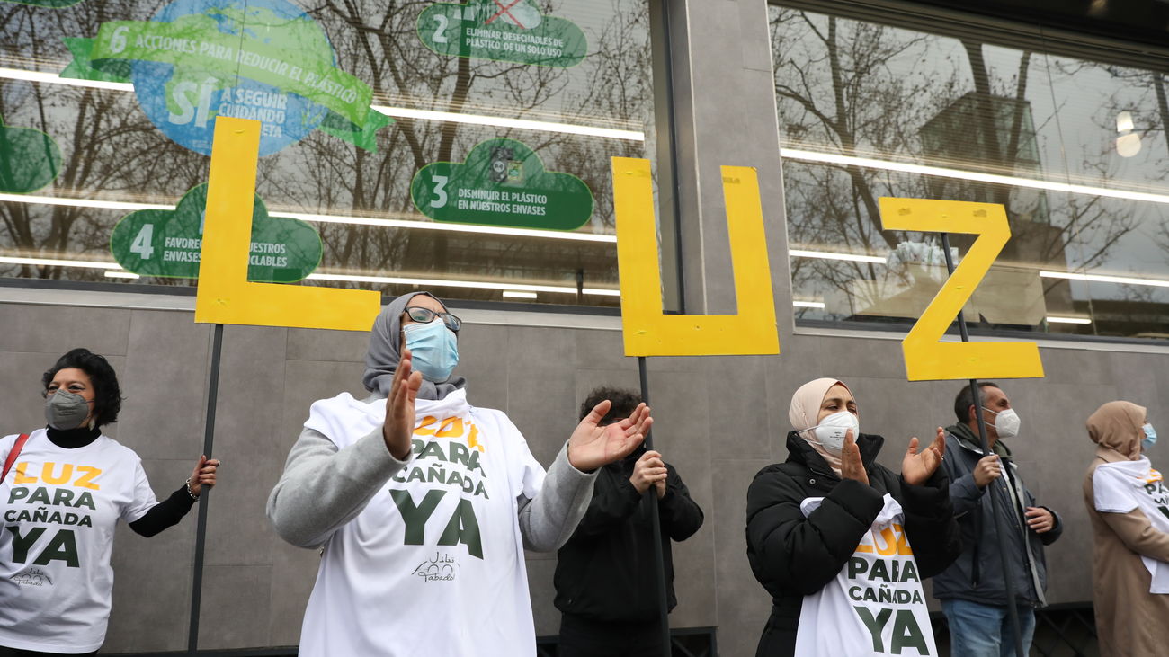 Manifestación de los vecinos de la Cañada Real frente a la Asamblea de Madrid
