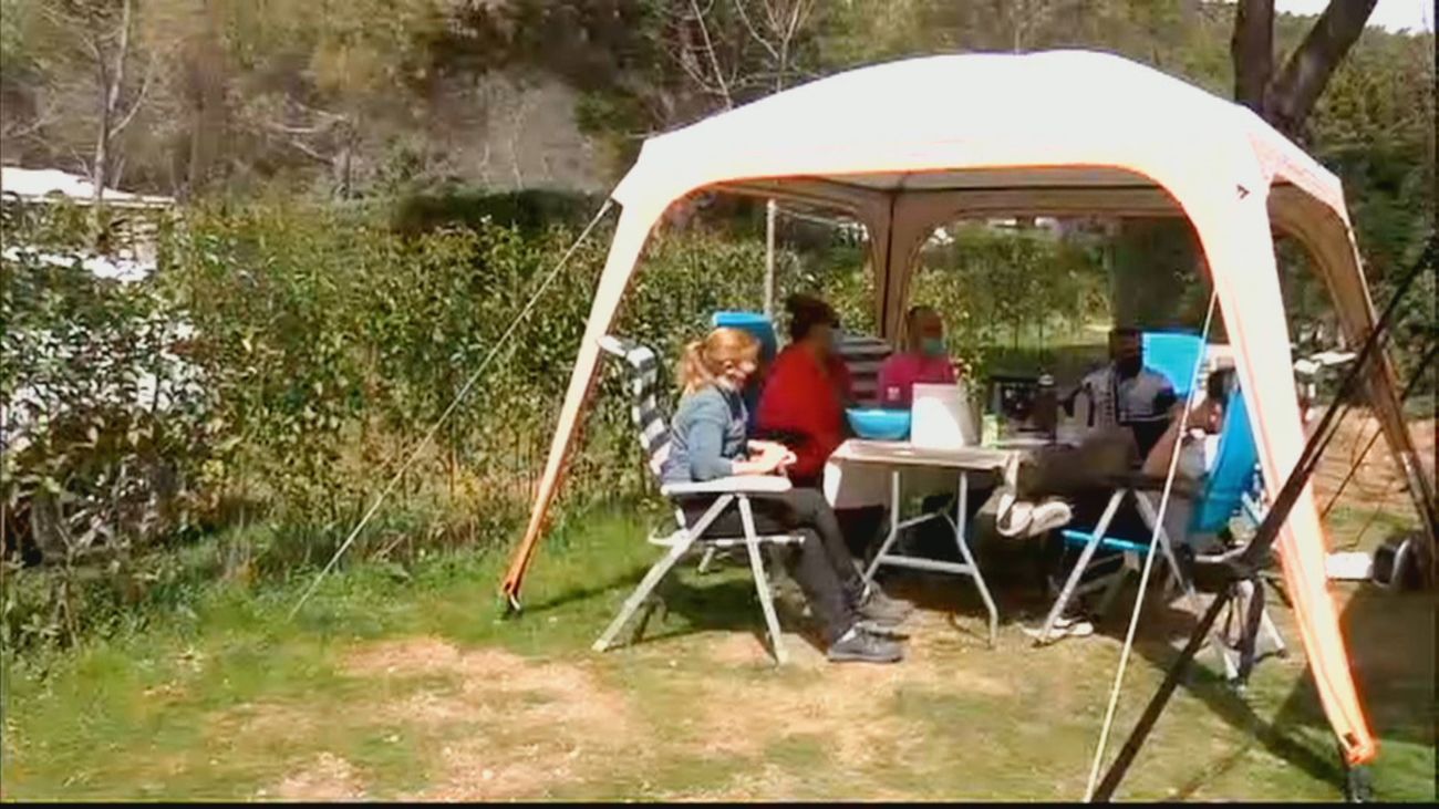 Miles de personas pasan la Semana Santa en un camping de la Sierra