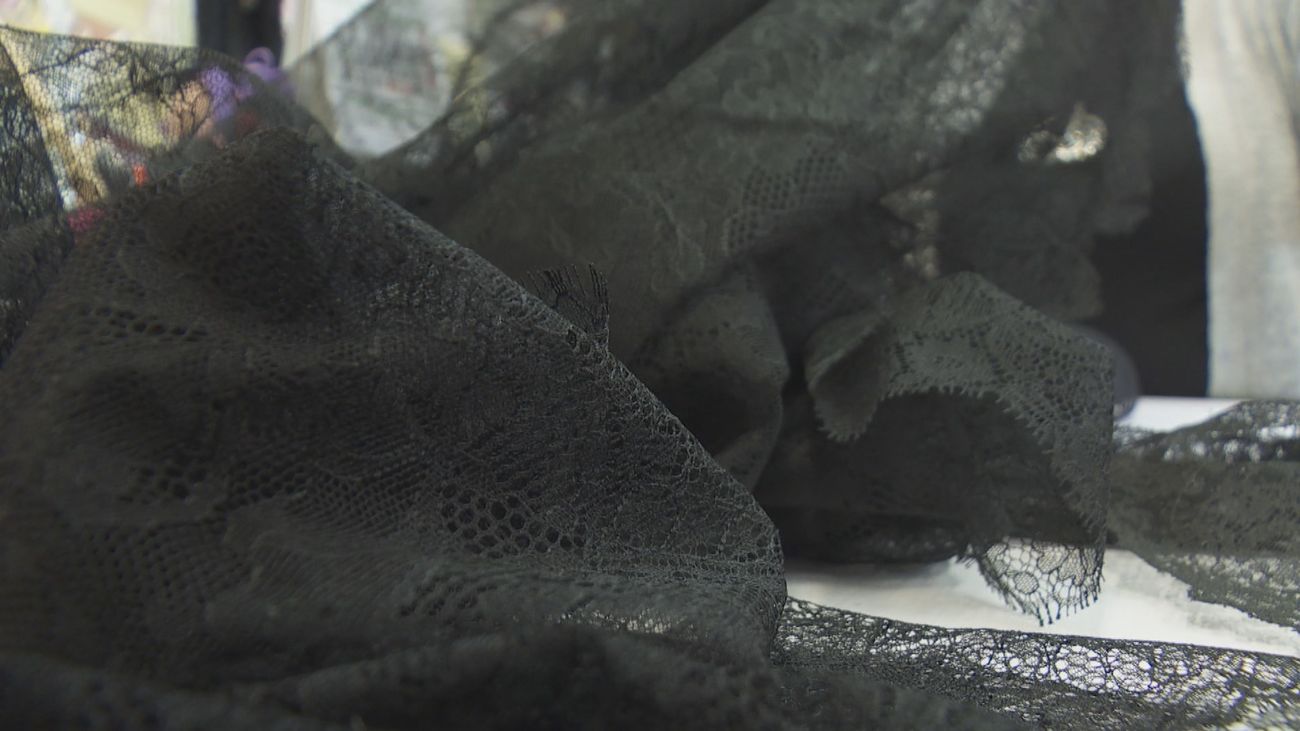 Nos adentramos en una tienda de mantillas artesanales en la Puerta del Sol