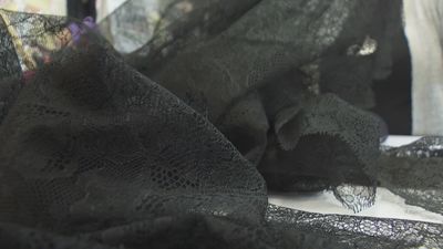 Nos adentramos en una tienda de mantillas artesanales en la Puerta del Sol