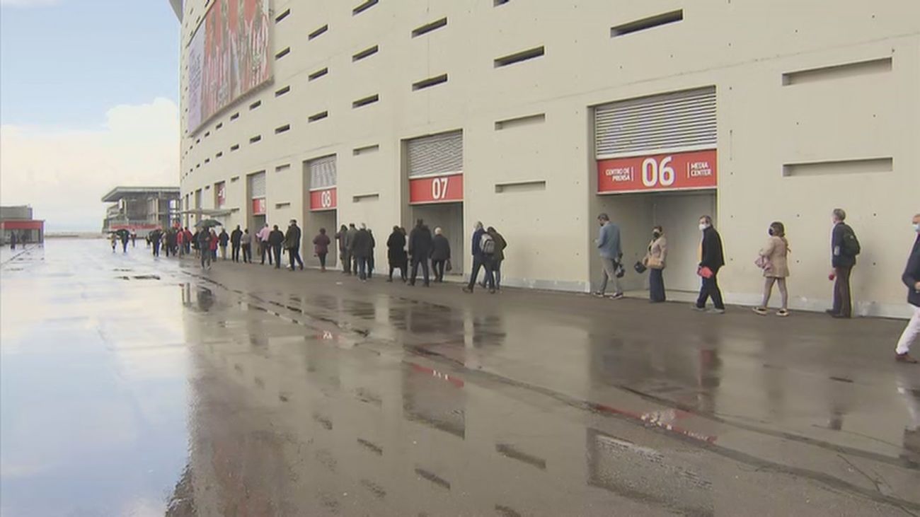 Largas colas para vacunarse en el Hospital Zendal y en el Wanda