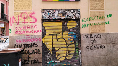 La sede de Cogam amanece vandalizada con mensajes en contra de la Ley de Diversidad Sexual