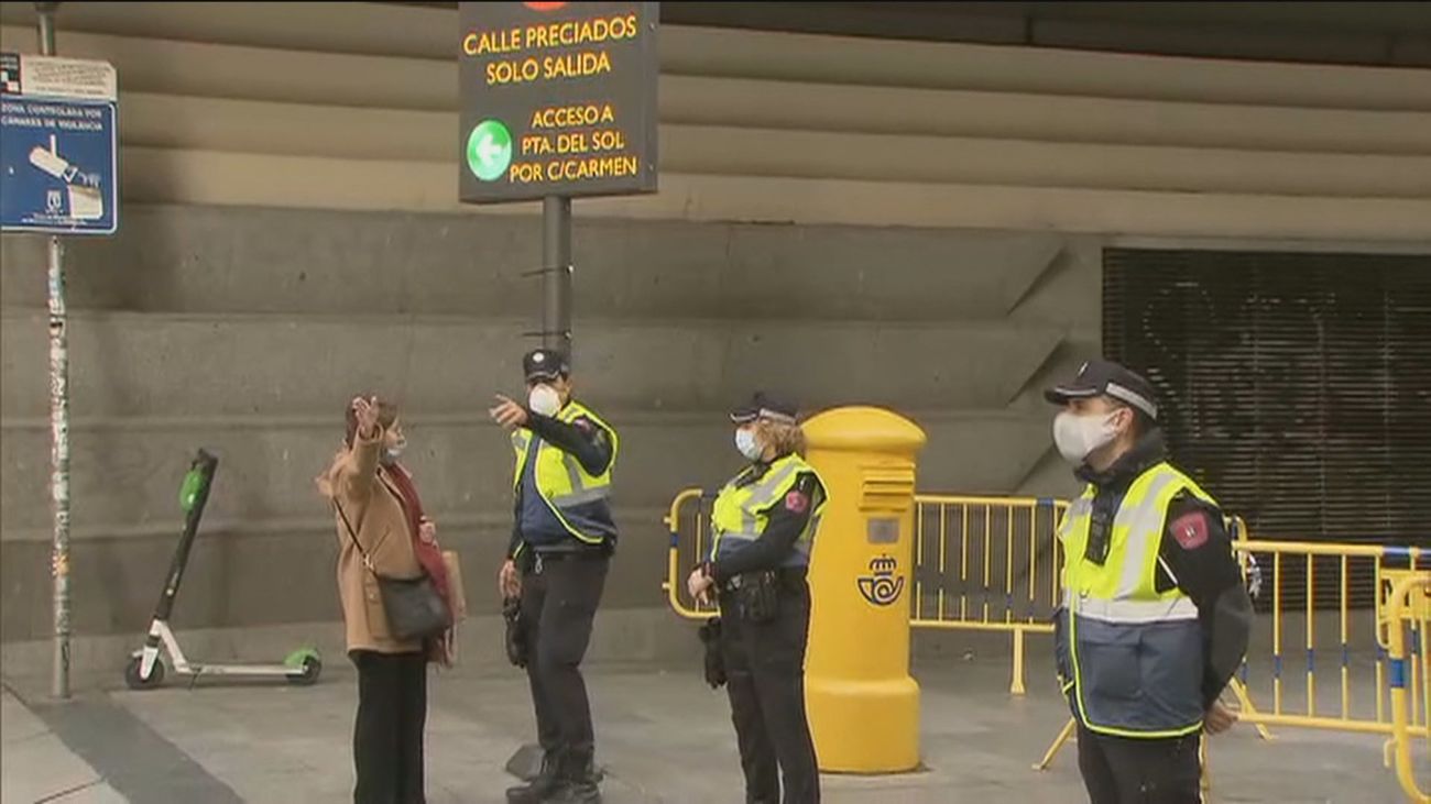 La policía municipal despeja el centro para evitar aglomeraciones