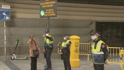 La policía municipal despeja el centro para evitar aglomeraciones