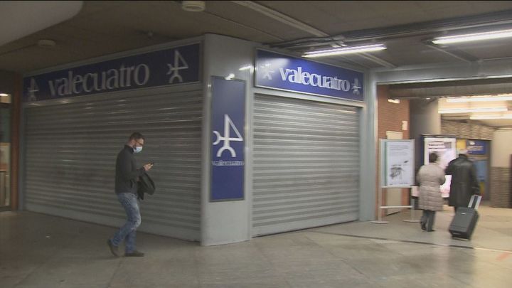 Cierre de  comercios de la estación de Atocha, sólo unos pocos resisten y  lo hacen con ERTEs