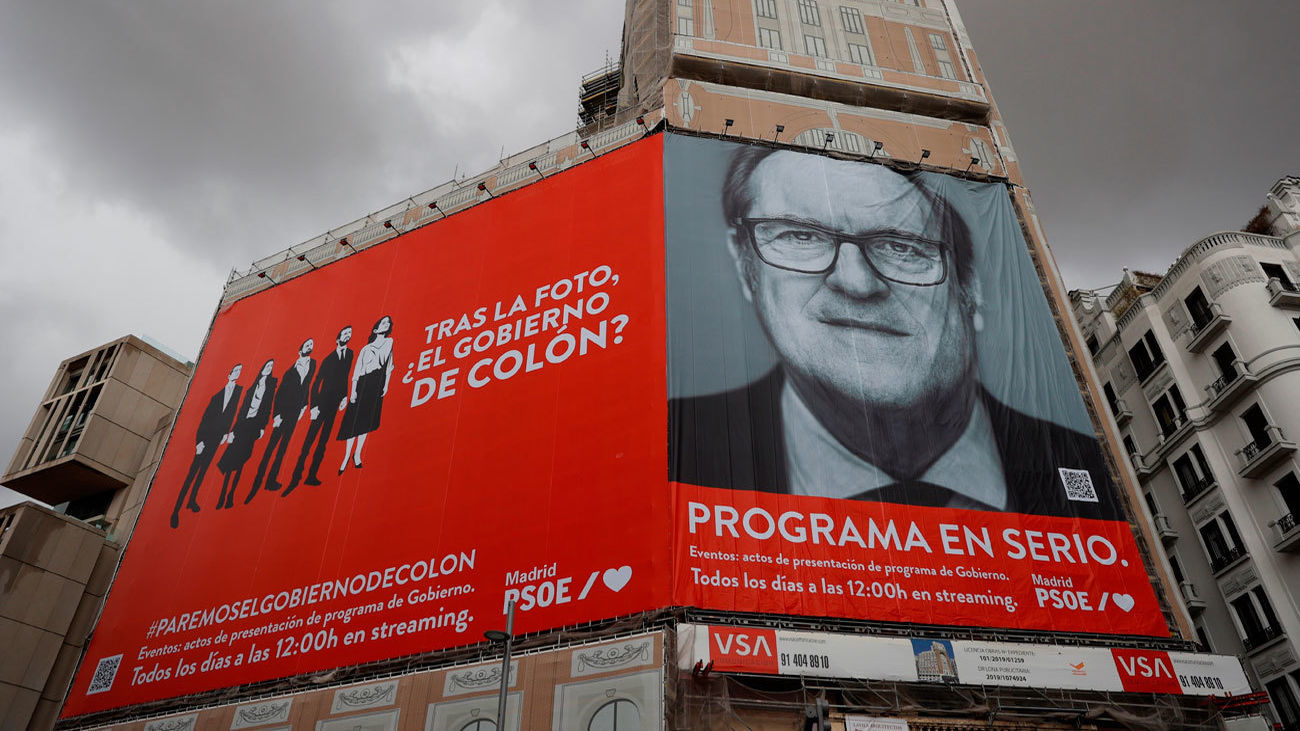 Un cartel electoral del PSOE en uno de los edificios de la madrileña plaza de Callao