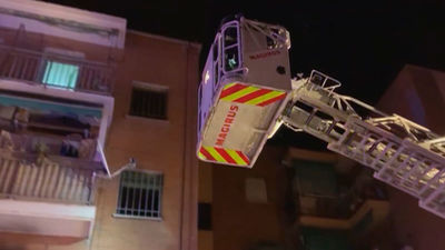 Siete intoxicados por humo en el incendio de una vivienda en Villaverde