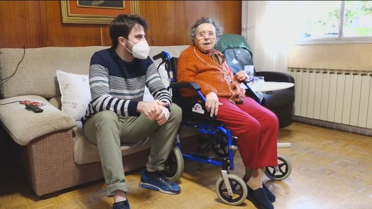 Un cuidador para un dependiente en Madrid puede costar más de 2.000 euros al mes