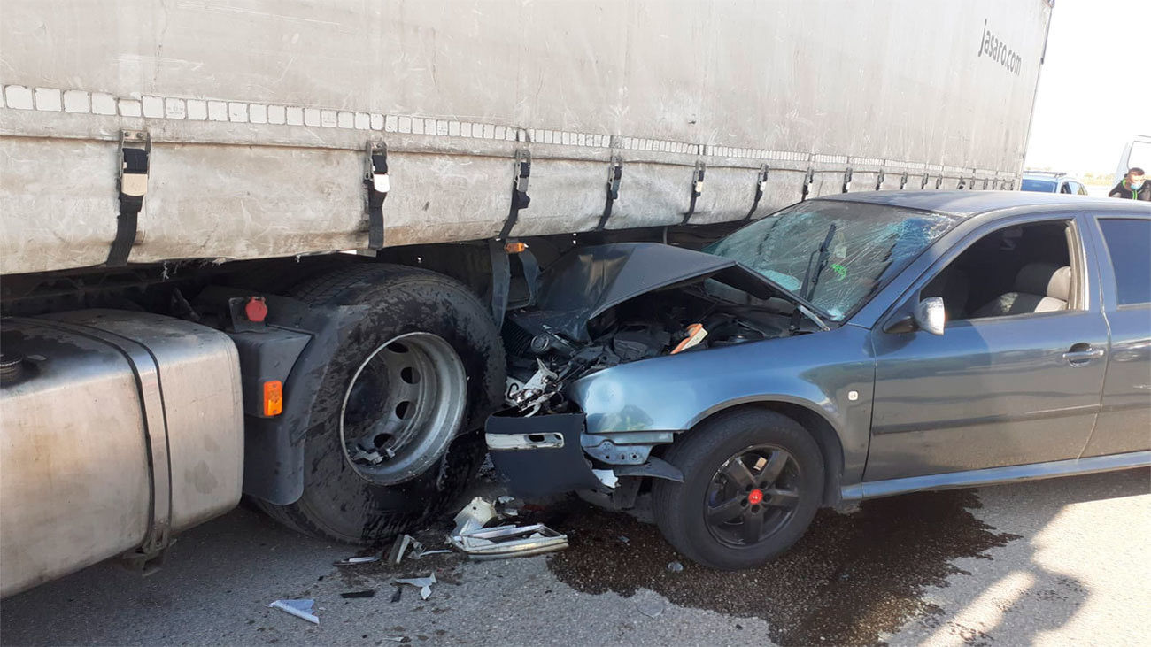 Dos jóvenes heridos al colisionar contra un camión estacionado en Coslada