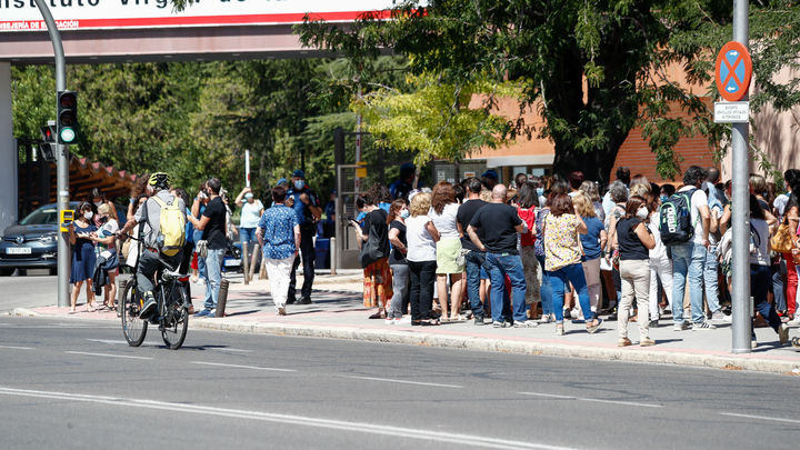 Los directores de institutos de Madrid ven imposible evitar aglomeraciones en la vuelta al cole
