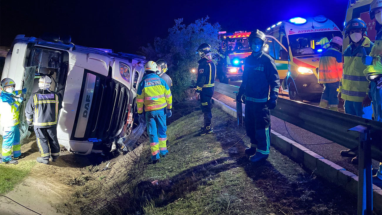 Un camión  queda semi volcado en la M-50 a la altura de Getafe