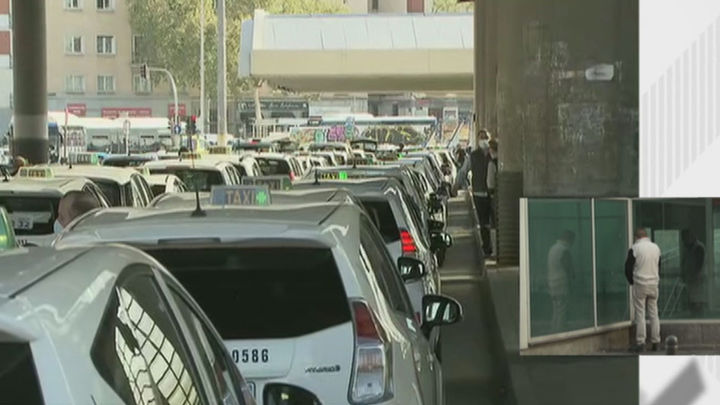 Las quejas vecinales por los orines en Atocha activan la reivindicación de los taxistas de un urinario público