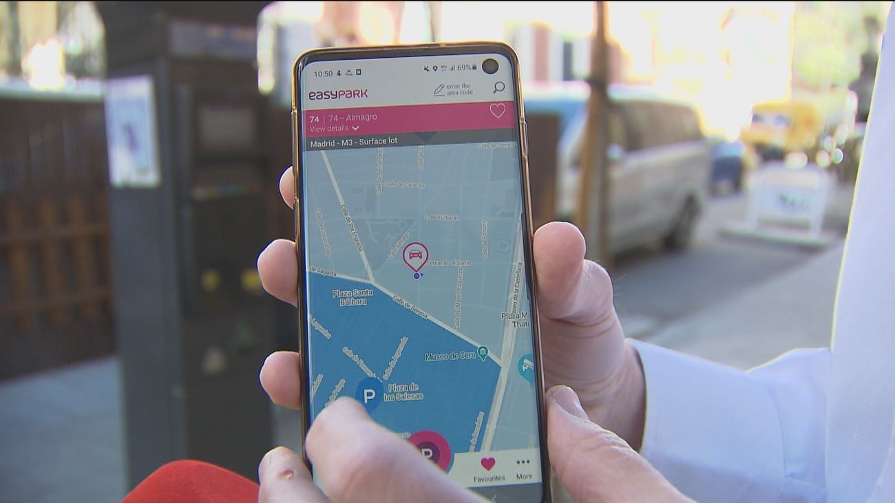 Un 40% de los conductores no usan las aplicaciones para aparcar porque no saben que existen