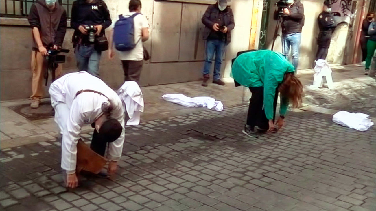 Profesionales de la Atención Primaria de Madrid se concentran frente a la consejería y denuncian "abandono"