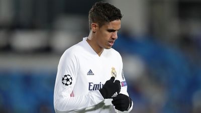 Varane, positivo por covid-19, baja ante el Liverpool y el Barça