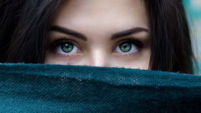 En épocas de mascarillas, el poder de la mirada transmite más fuerza que nunca