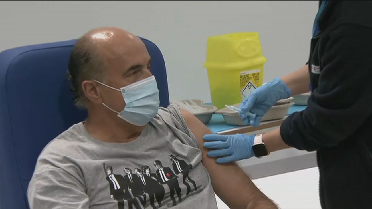 Antonio Zapatero se vacuna con AstraZeneca