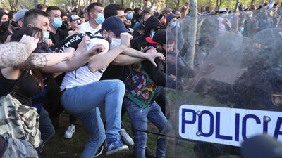 Lanzamiento de objetos y cargas policiales en los altercados por el mitin de Vox en Vallecas