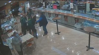 Cuatro guardias civiles salvan la vida a una madrileña practicando la maniobra de Heimlich