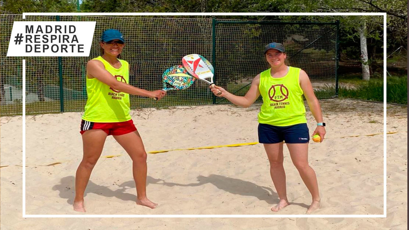 De la tierra batida a la arena, las bicampeonas absolutas de dobles de Madrid debutan en el tenis playa