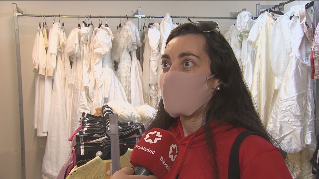 Trajes de novia y de comunión a precio de chollo en una tienda de la calle Alcalá
