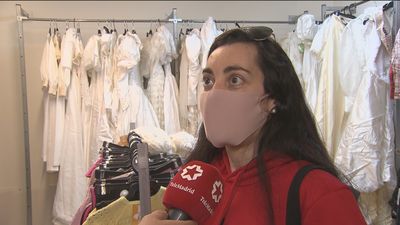 Trajes de novia y de comunión a precio de chollo en una tienda de la calle Alcalá