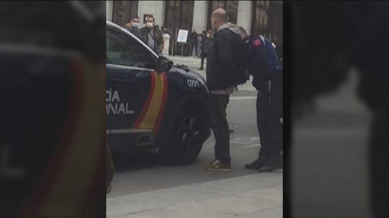 Agresión homófoba en Sol: detenido por escupir e intentar asfixiar a un joven