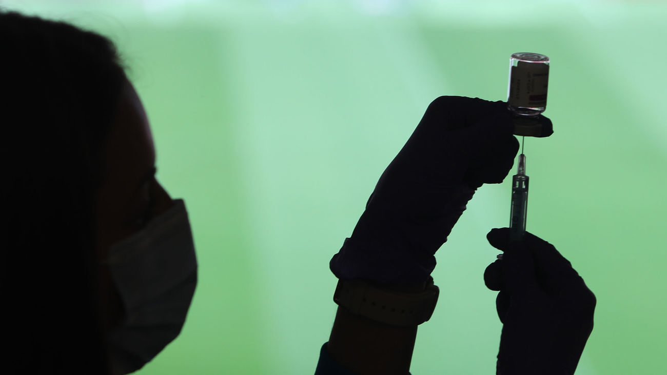 Madrid para la vacunación con AstraZeneca en siete hospitales públicos ante la escasez de dosis