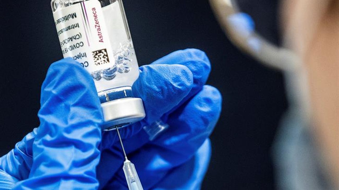 Madrid carga contra el Gobierno y dice que la confusión con AstraZeneca ha provocado un rechazo masivo a las vacunas