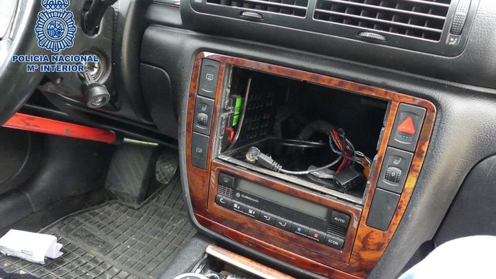 Imagen del interior de uno de los coches robados / POLICIA NACIONAL