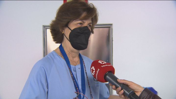 Enfermera jubilada ayuda en las vacunas / TELEMADRID