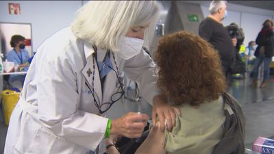 Madrid se plantea cerrar los centros de vacunación masiva "si no llegan más vacunas"