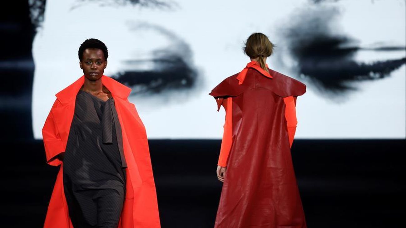 Ulises Mérida recupera la dignidad de la mujer con una costura solidaria