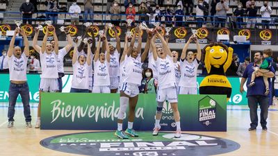 Paula Palomares y Aitana Cuevas celebran en Onda Madrid el ascenso del Baloncesto Leganés