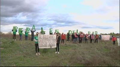 Los vecinos de un barrio de Perales del Río denuncian una única vía intransitable para llegar a los servicios básicos