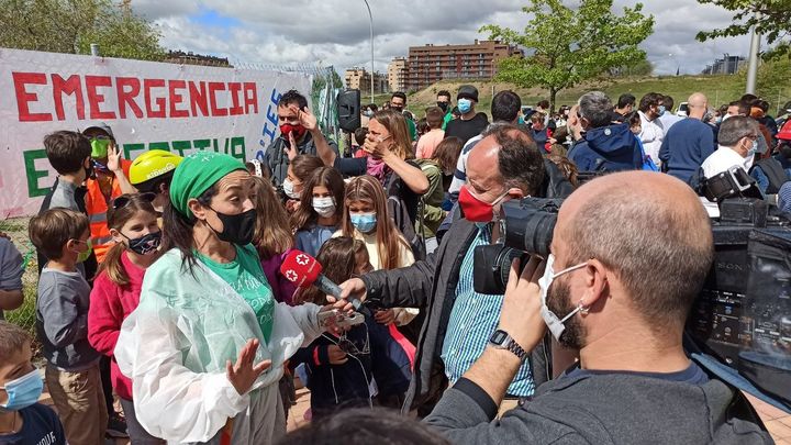 Vecinos del Ensanche de Vallecas se concentran para pedir la construcción de un instituto público
