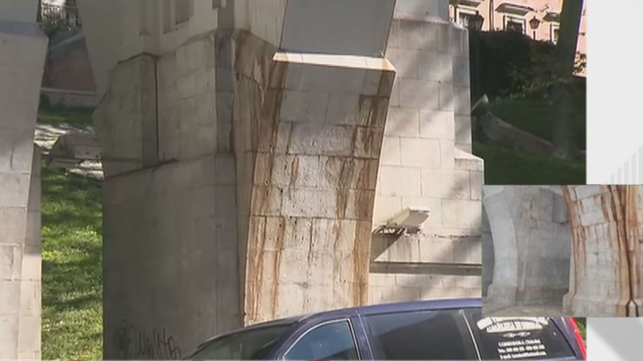 Filtraciones y goteras negras de asfalto que caen sobre los viandantes deterioran el Viaducto de la calle Bailén