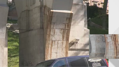 Filtraciones y goteras negras de asfalto que caen sobre los viandantes deterioran el Viaducto de la calle Bailén