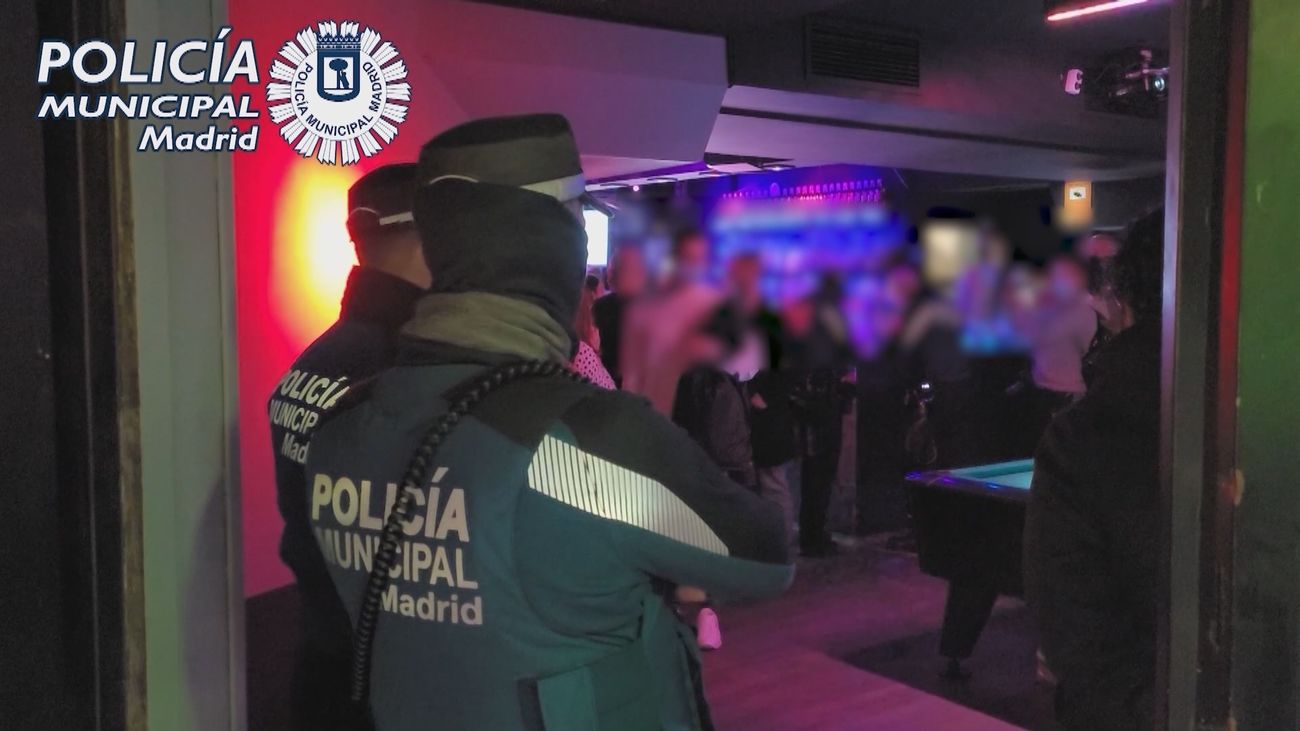 Agentes de la Policía Municipal durante el desalojo de un local en el distrito de Salamanca