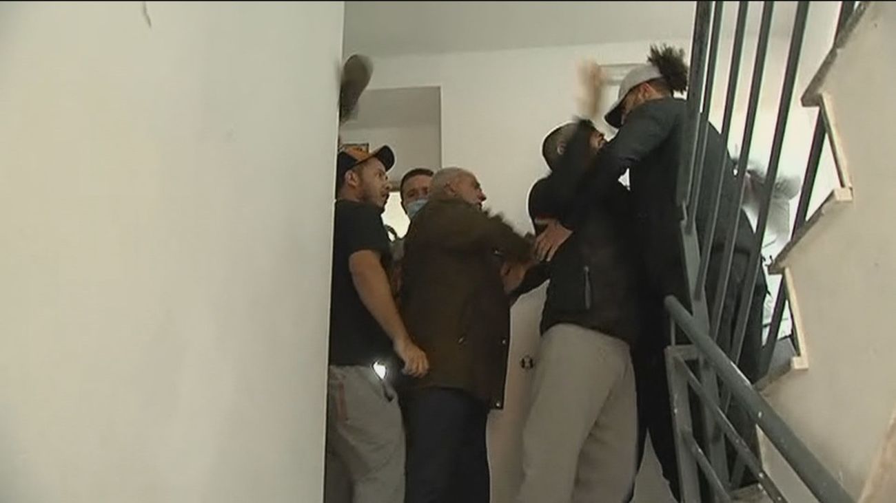 Tensión en el intento de desalojo de los okupas violentos de un edificio en Valdemoro