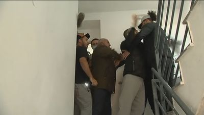 Tensión en el intento de desalojo de los okupas violentos de un edificio en Valdemoro