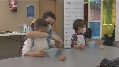 Un taller en el Hospital Niño Jesús enseña a los pequeños a utilizar sus prótesis