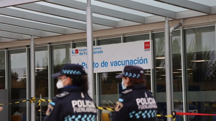 El Ayuntamiento desmiente que el Hospital de Fuenlabrada vacune sin cita previa