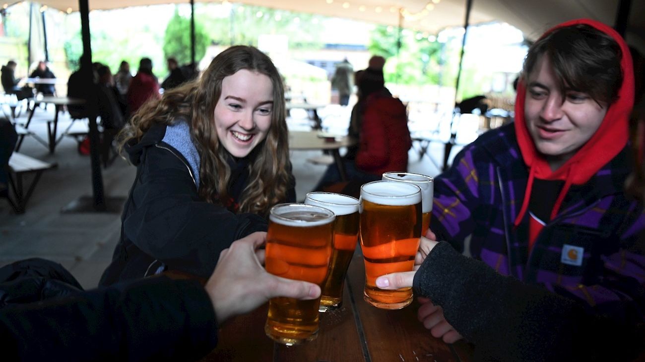 Gran Bretaña comienza la desescalada con cautela tras tres meses de restricciones