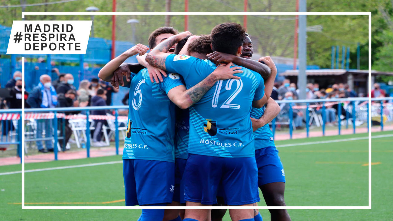 Los jugadores del Móstoles CF celebran un gol